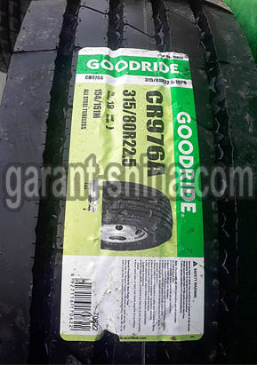 Goodride CR976A (рулевая) 315/80 R22.5 154/151M 18PR - Фото протектора с этикеткой вблизи